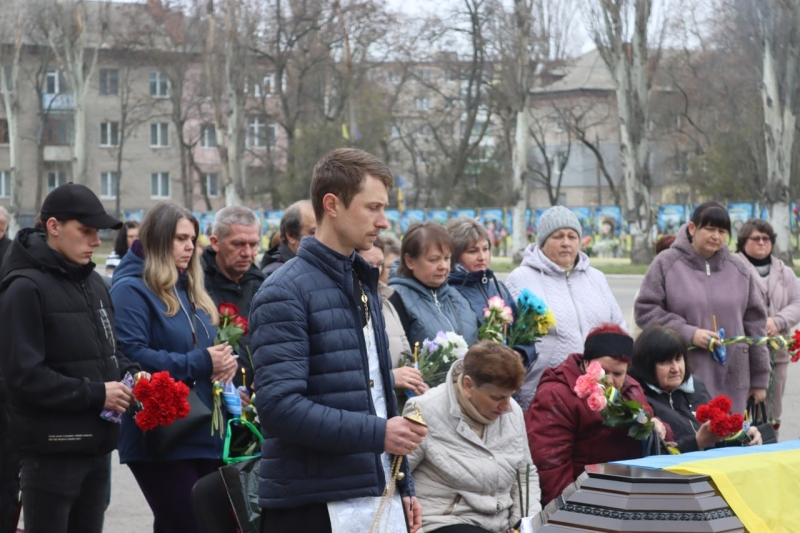 Люди стоять із квітами біля труни загиблого Михайла Гапона