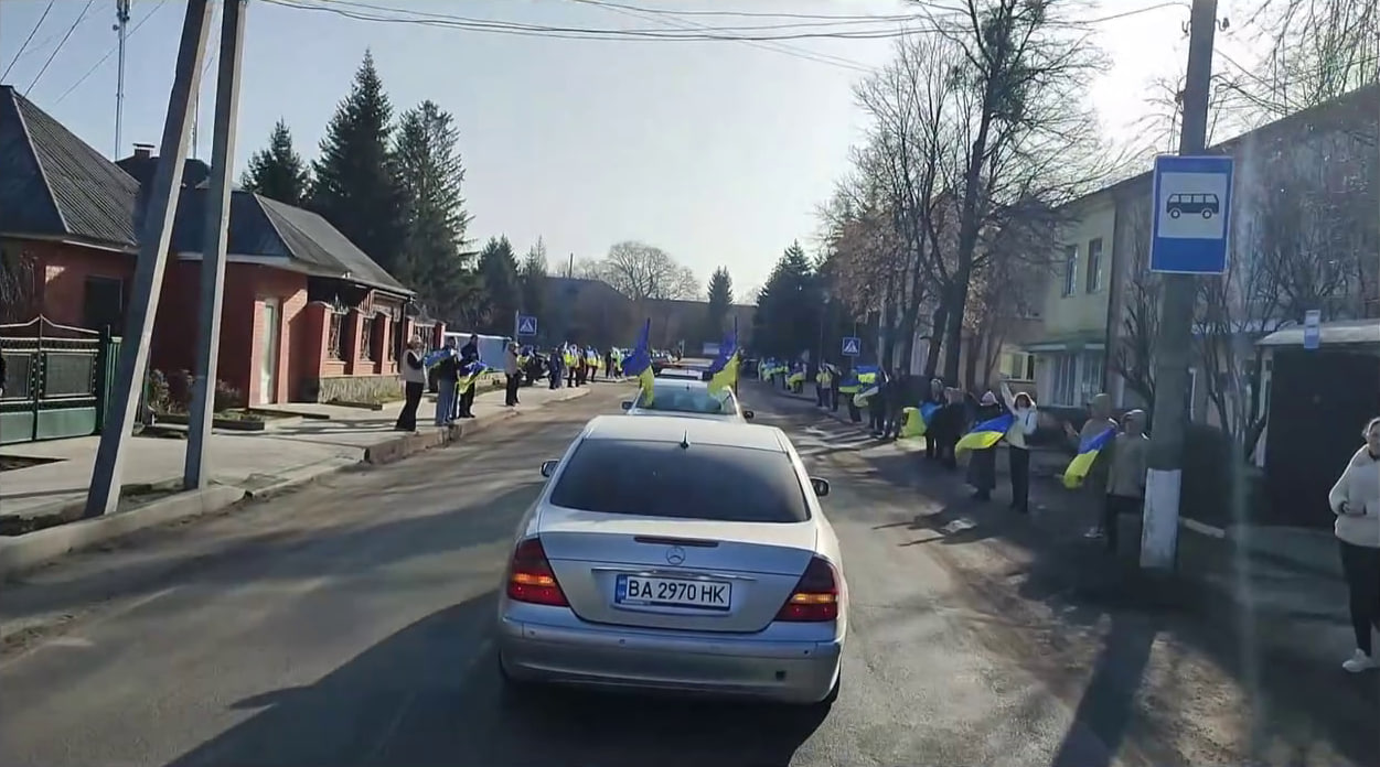 Колона машин їде вулицями міста