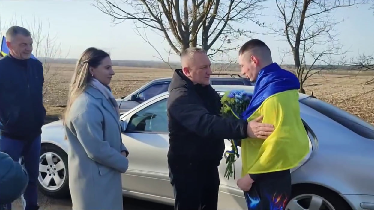 Люди з квітами зустріли звільненого з полону воїна