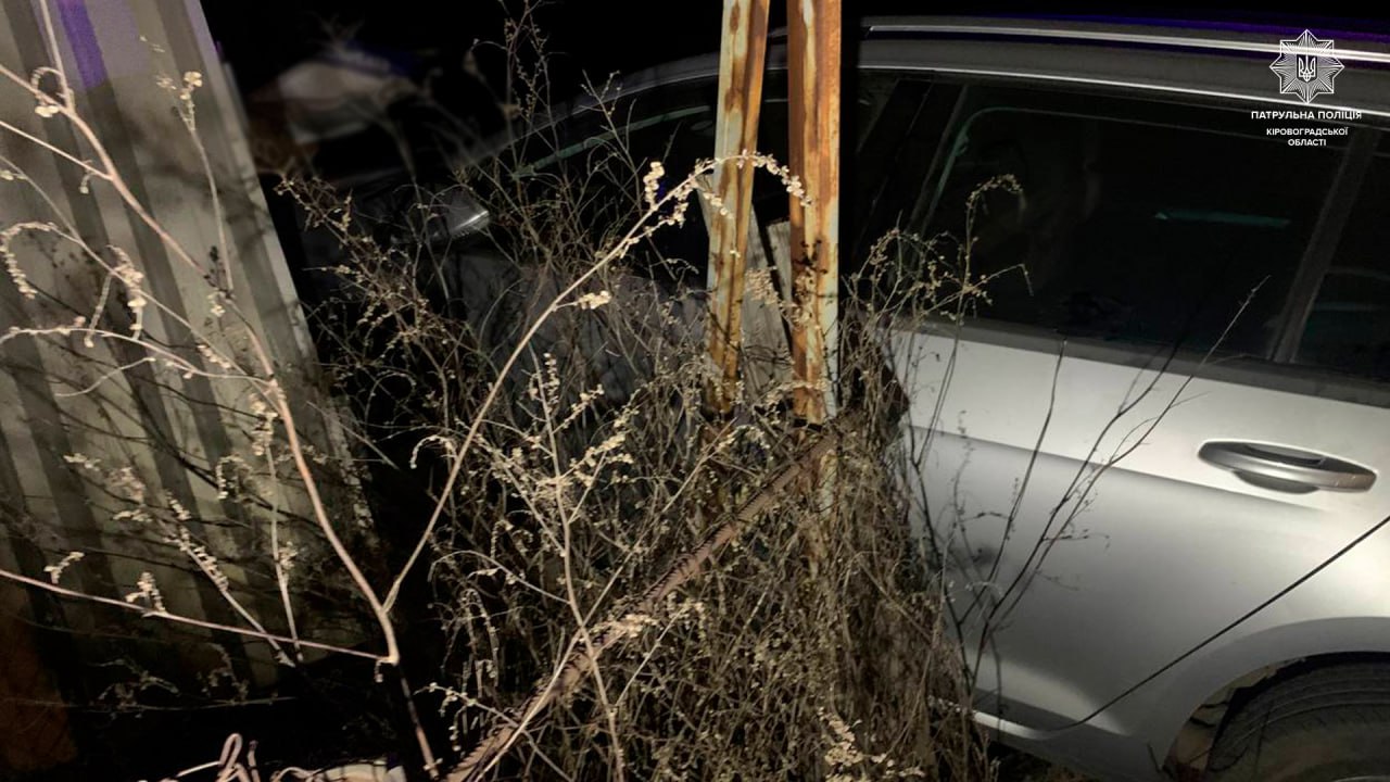 Автівка протаранила паркан