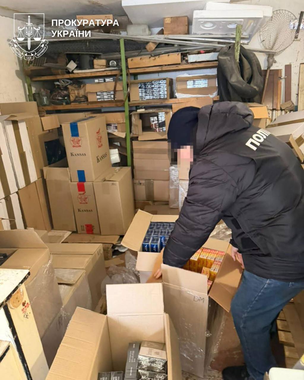 Чоловік перевіряє коробку з контрафактними цигарками