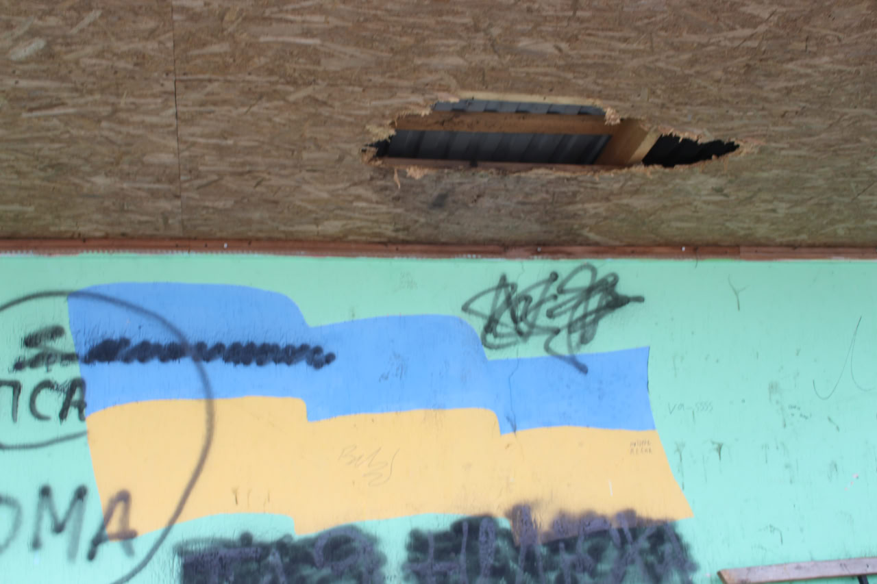 Пошкоджений навіс 