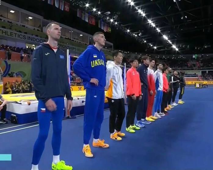 Олег Дорощук стоїть з іншими атлетами