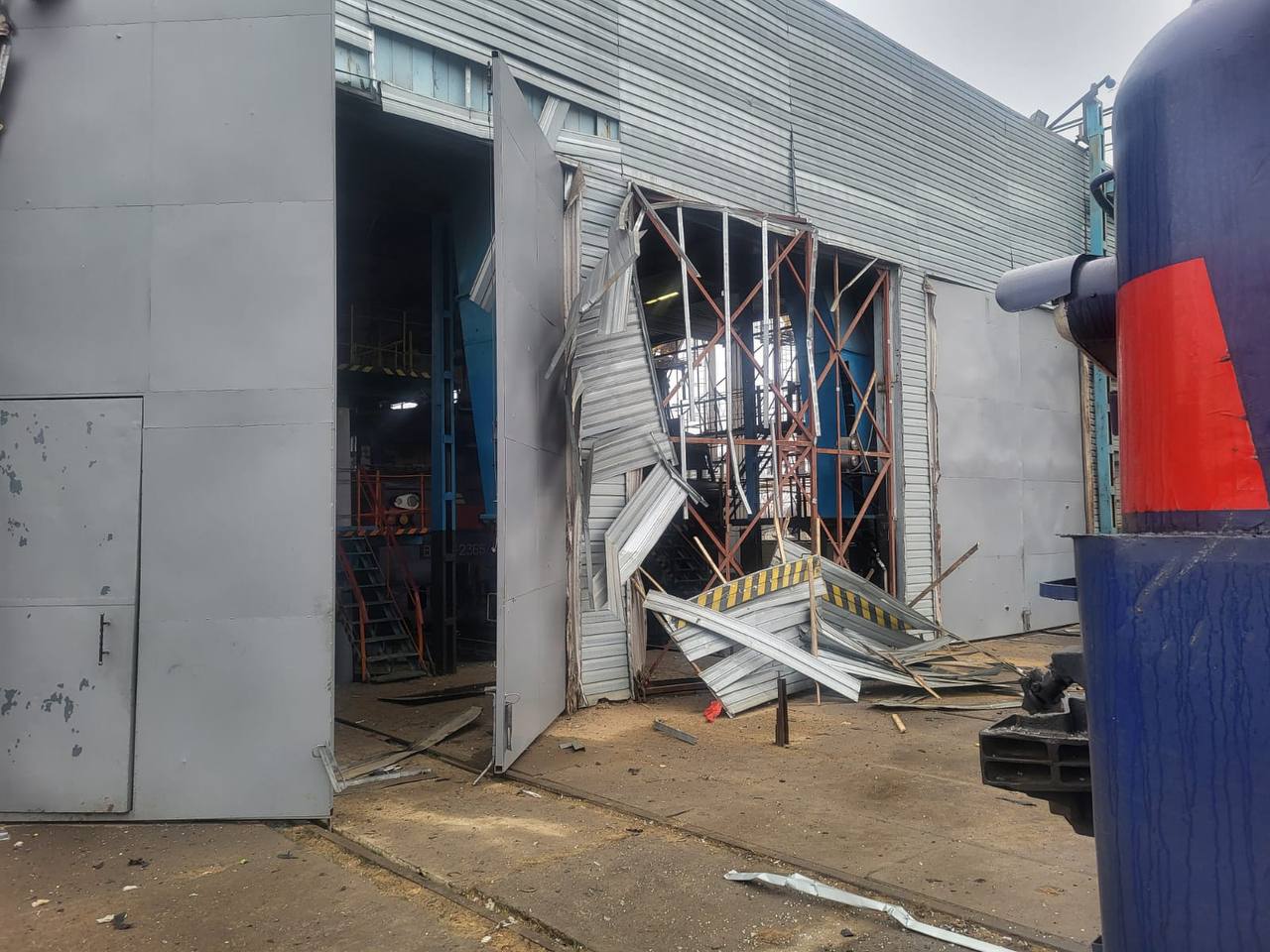 Пошкоджене обстрілом депо