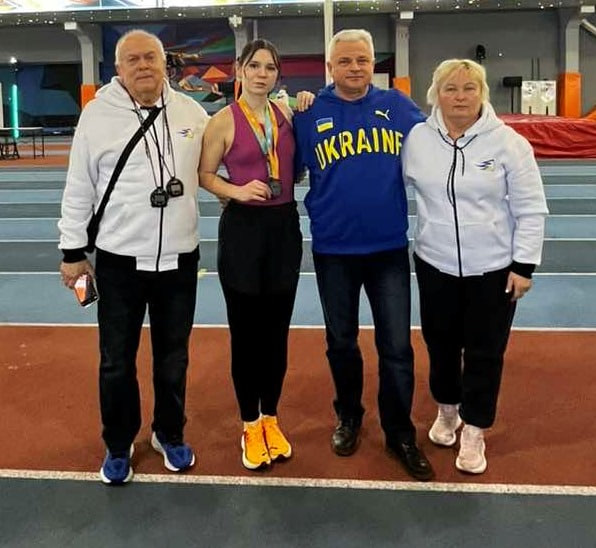 Анна Карандукова з тренерами Тесленками