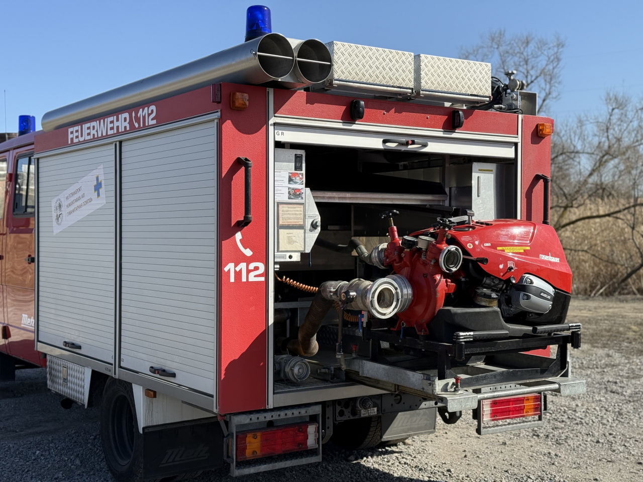 Мотопомпа поженої автівки, яку передали Приютівській громаді
