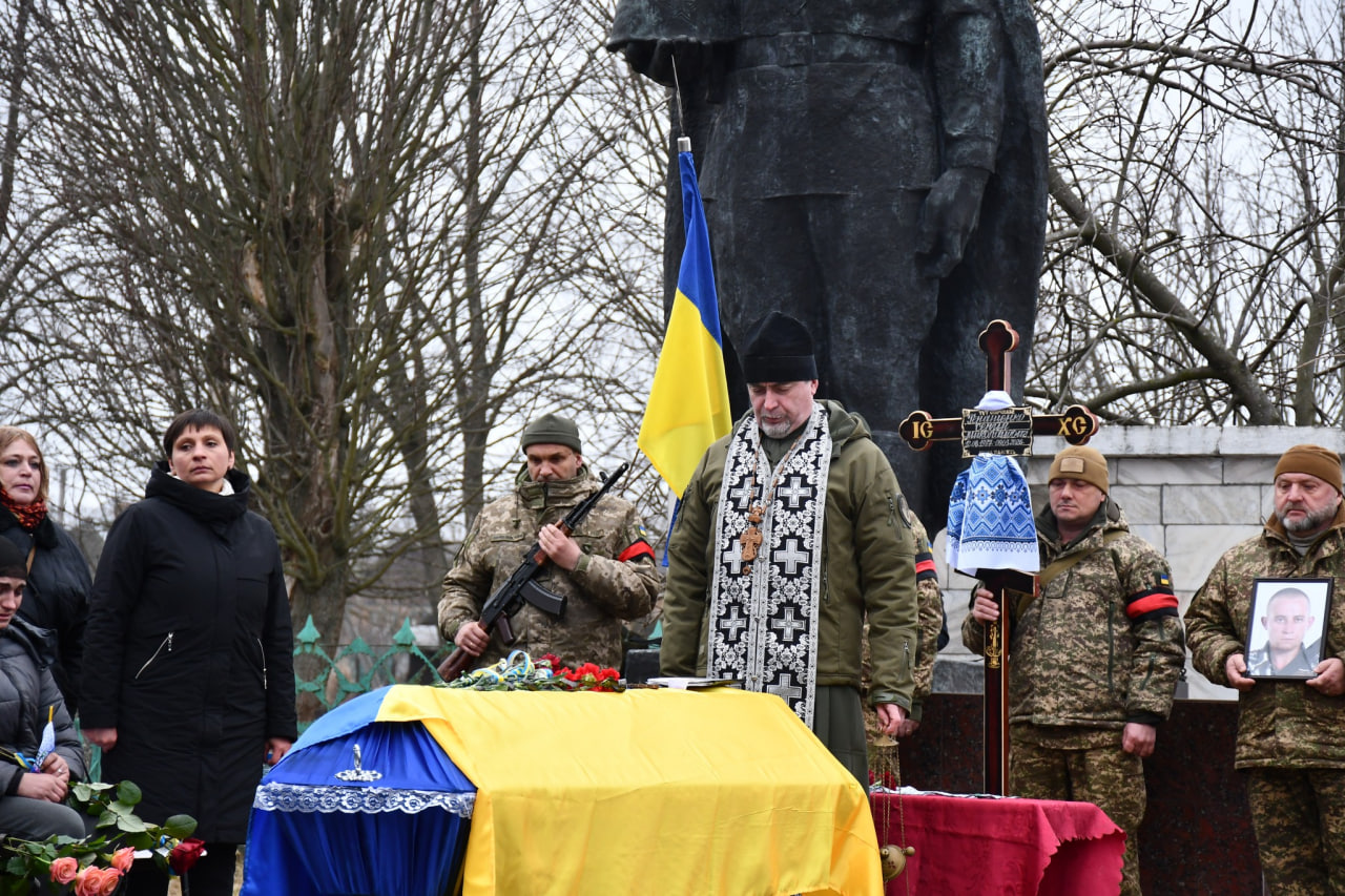 Священник служить чин похорону на прощанні у Приютівці