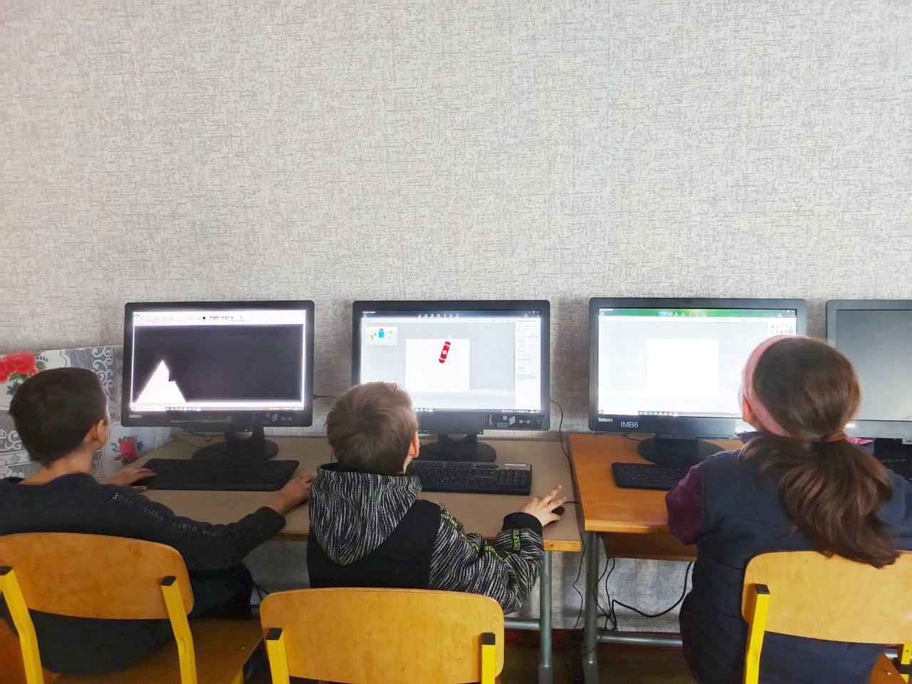 Діти працюють за комп'ютерами