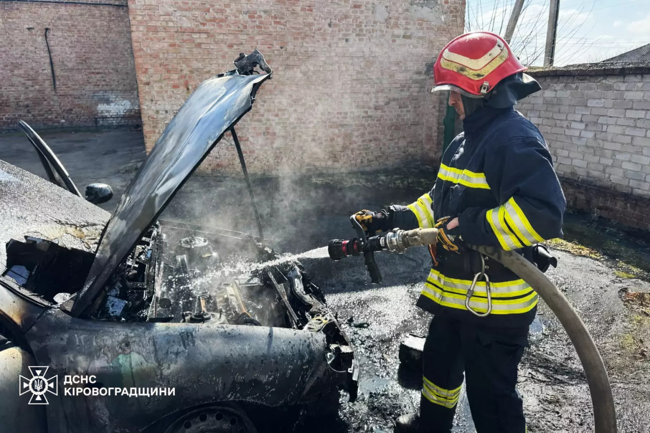 Пожежник гасить автомобіль
