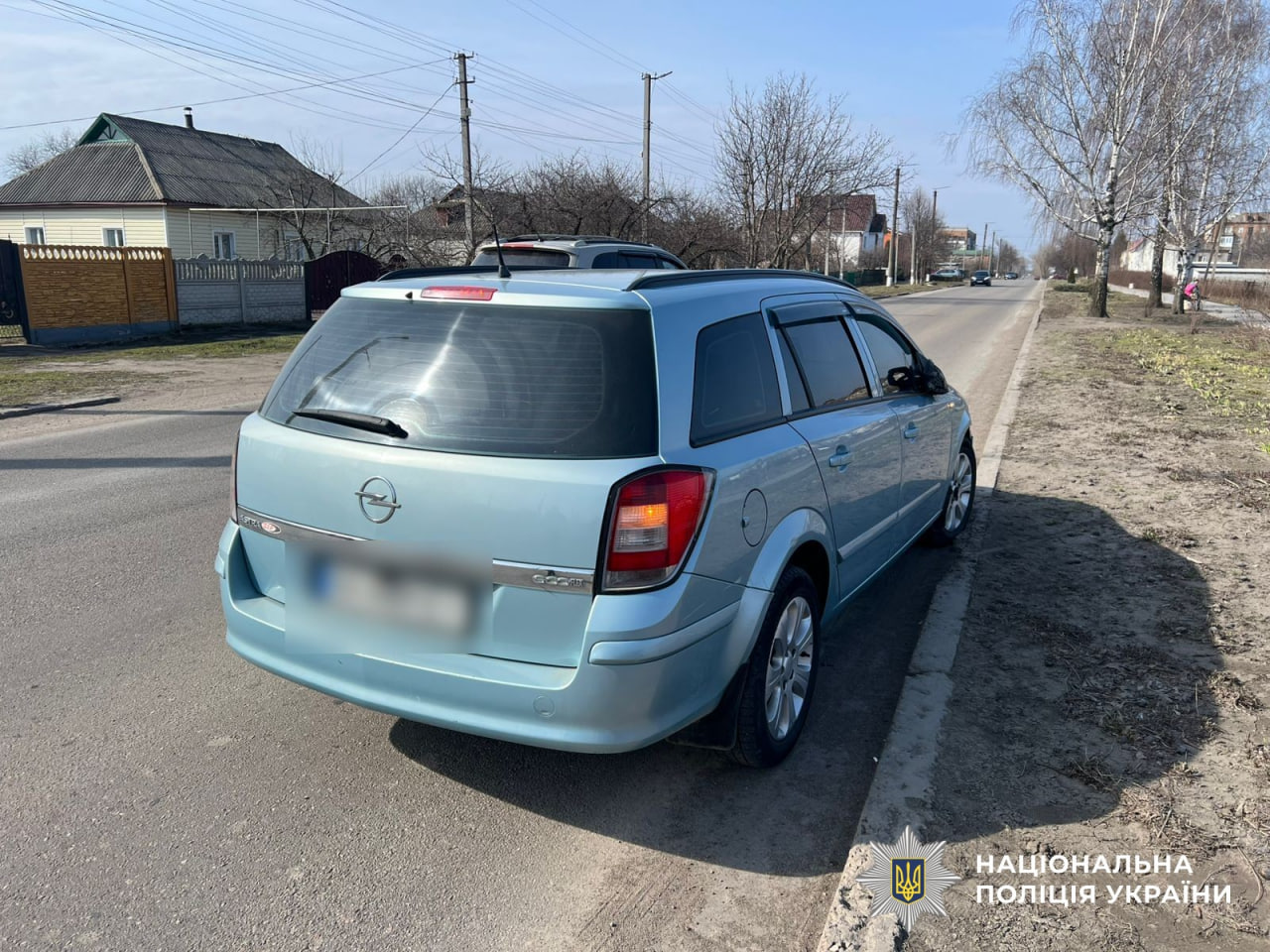 Opel, водій якого збив велосипедиста, на місці ДТП