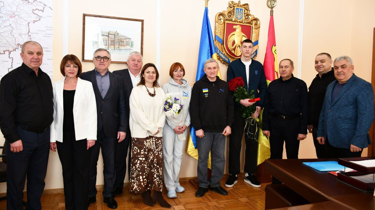Спільне фото представників ОВА, Олега Дорощука та його тренера Геннадія Здітовецького