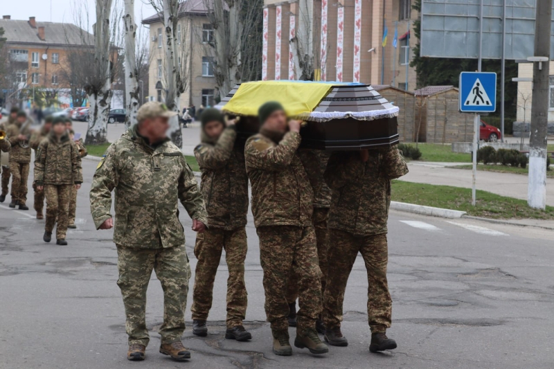 Воїни несуть труну загиблого Михайла Гапона