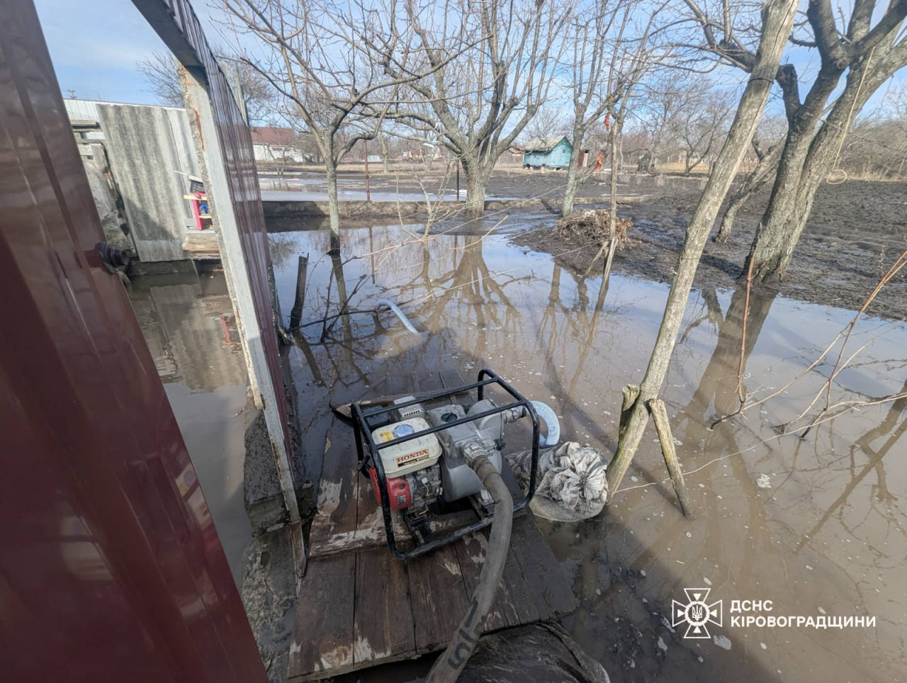 Рятувальники сім разів допомагали на підтоплених подвір'ях Кіровоградщини