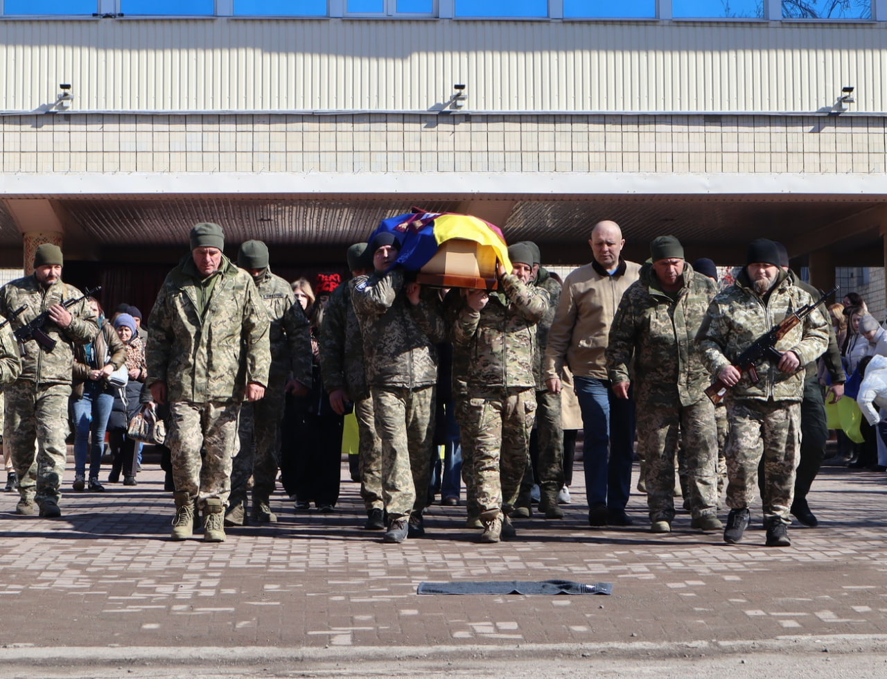 Люди несуть труну на прощанні із загиблим військовим