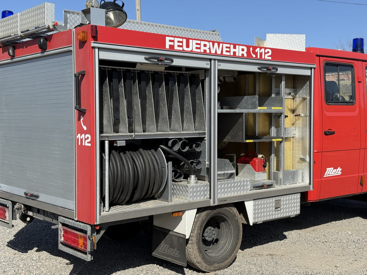 Обладнання поженої автівки, яку передали Приютівській громаді