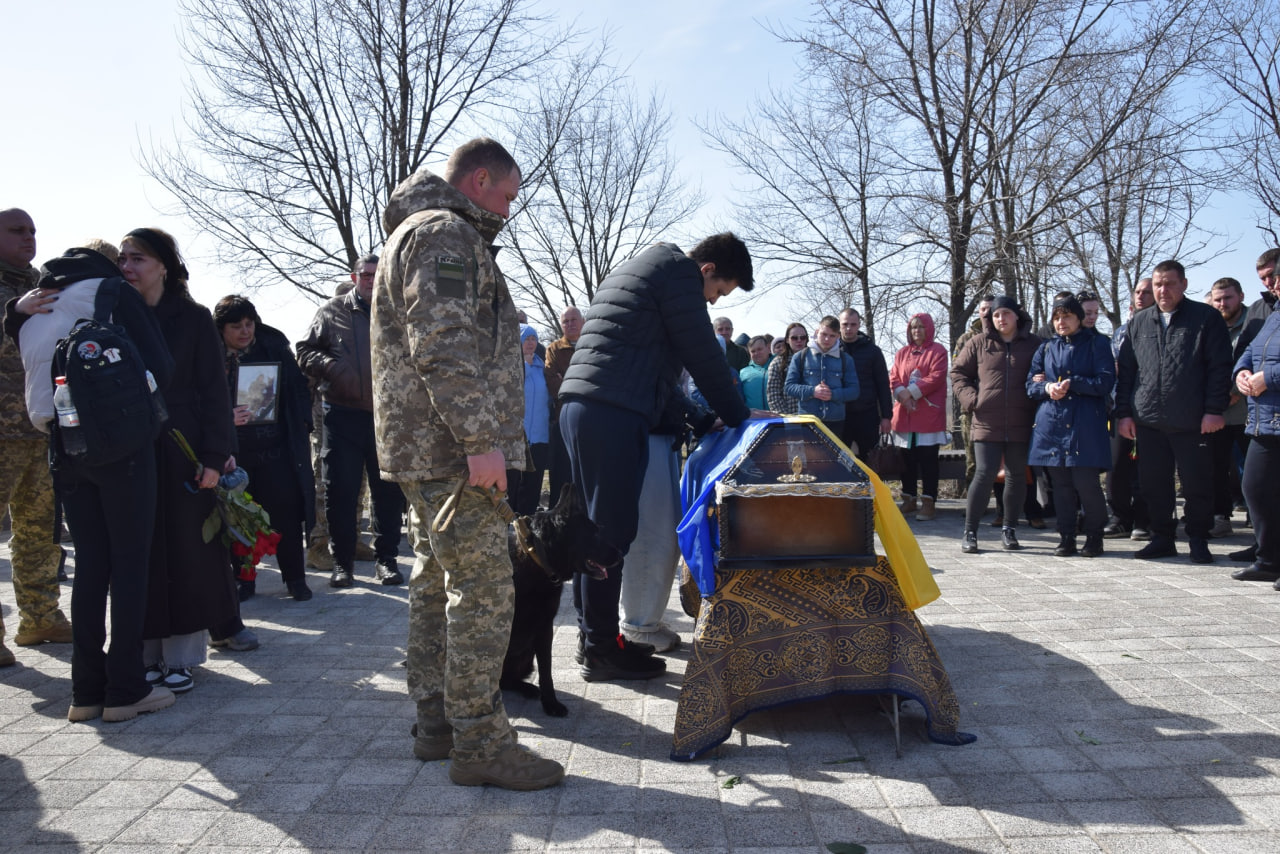 Люди віддають шану загиблому Артему Тарану