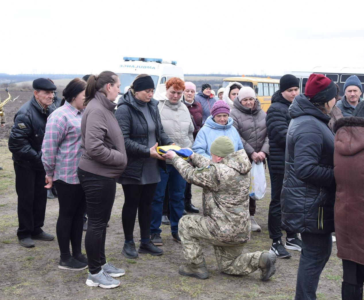 Рідним загиблого передають державний прапор