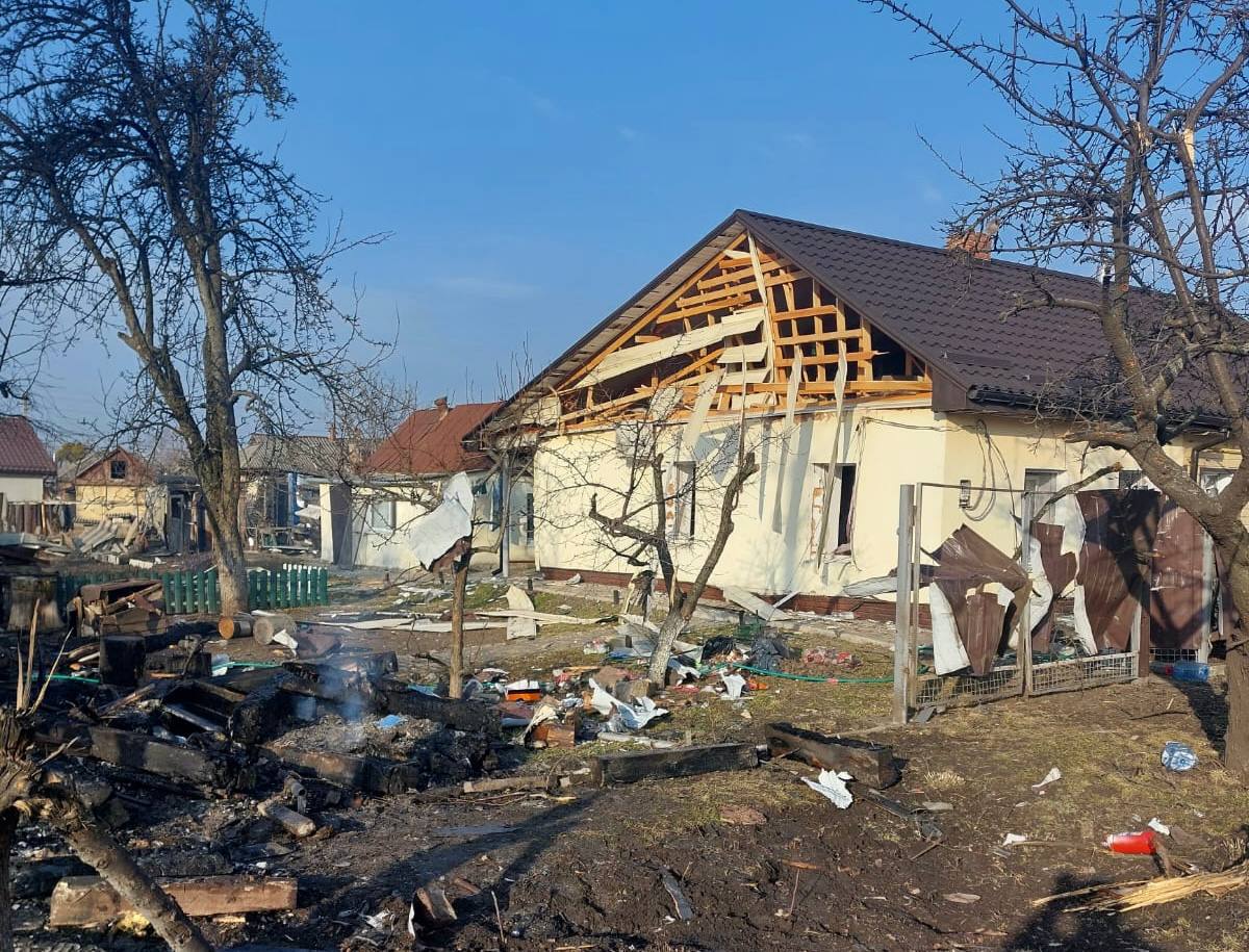 Подвір'я у Знам'янці пошкоджене обстрілом