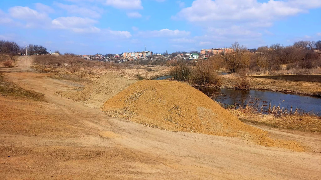 Пісок та щебінь на дорозі містка, який ремонтували