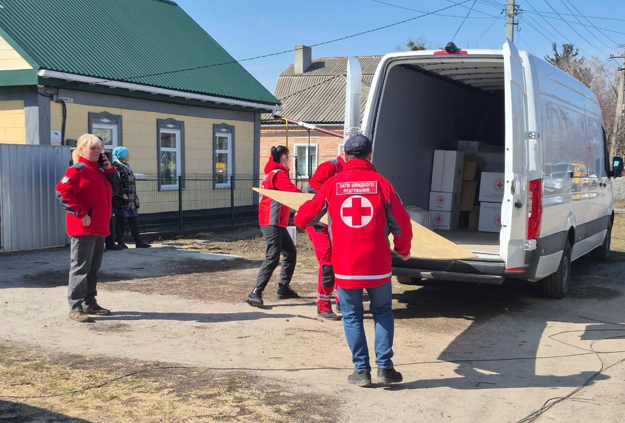 Волонтери Червного Хреста передають будматеріали жителям Знам'янки