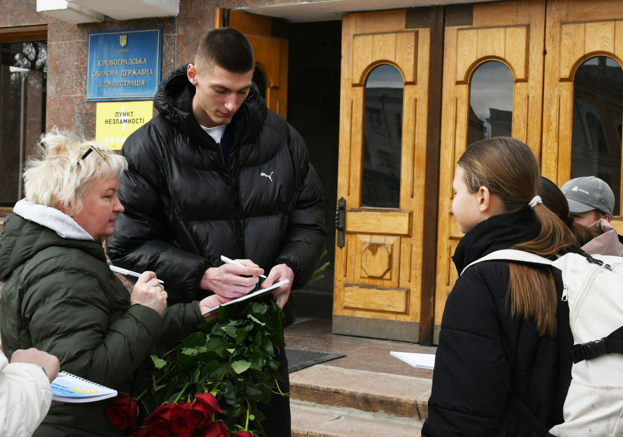 Олег Дорощук дає автографи
