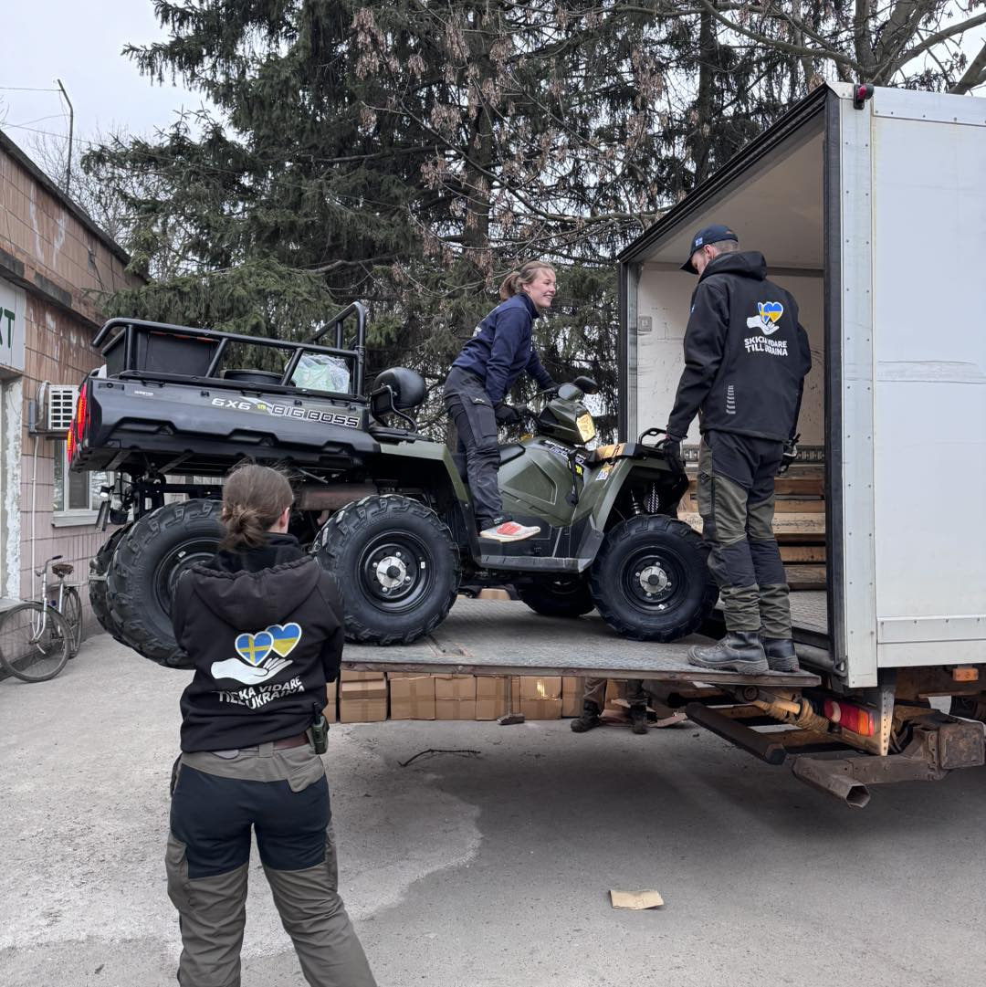 Шведські волонтери викочують з фургона квадроцикл