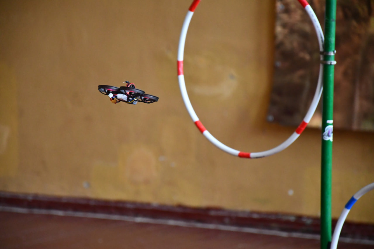 FPV-дрон пролітає через перешкоду по маршруту на змаганнях у Приютівці