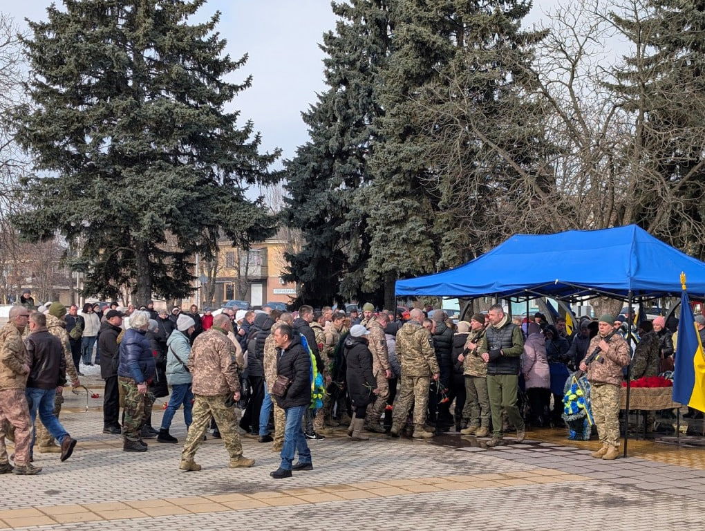 Люди зібралися на церемонію прощання з Данилом Сінокопом на площі у Знам'янці
