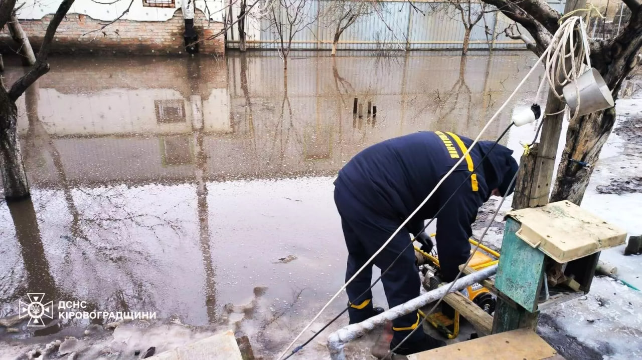 Рятувальники помпою відкачують воду з вулиці після підтоплення на Кіровоградщині