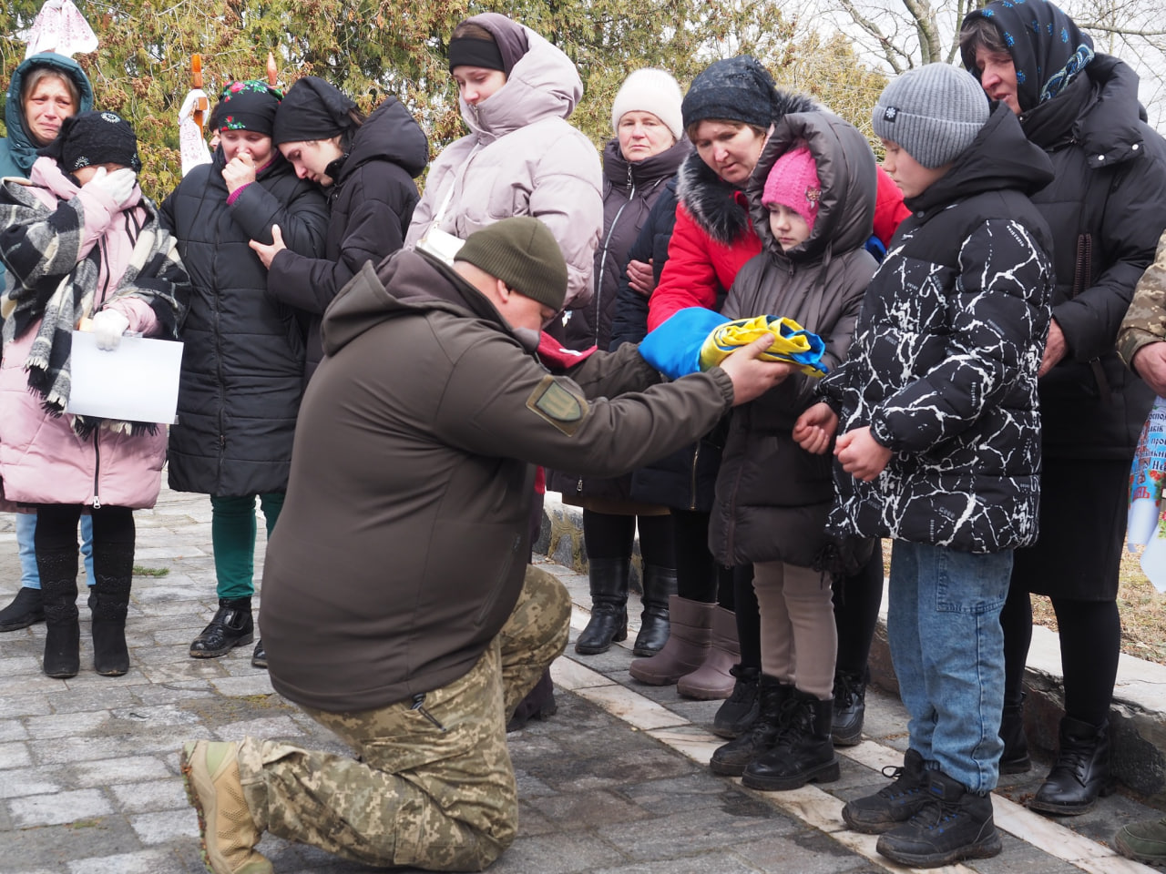 Військовий передає Державний прапор родині Віктора Гулі