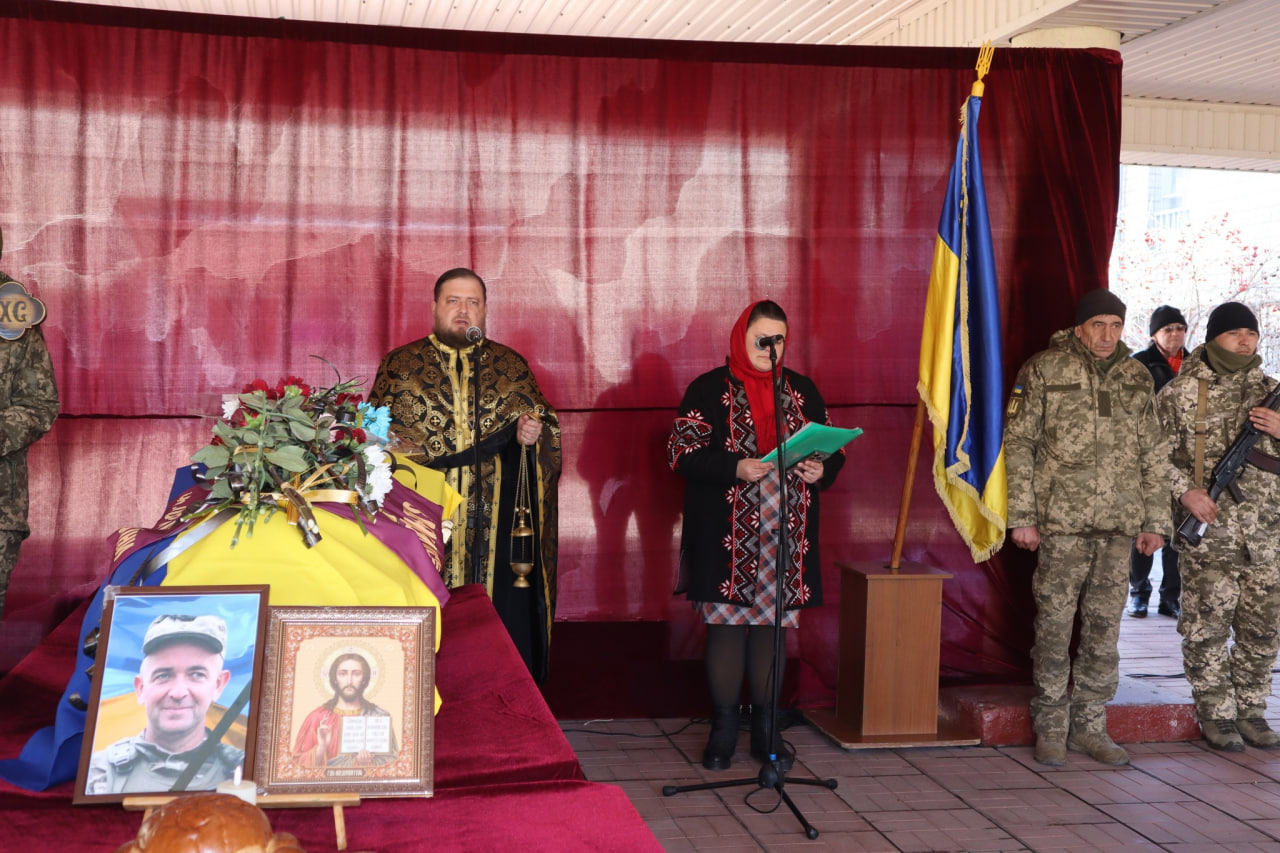 Священник веде службу на прощанні з Дмитром Богзою