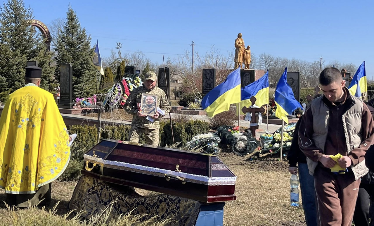 Служба священника на прощанні із Ростиславом Горбатенком на кладовищі