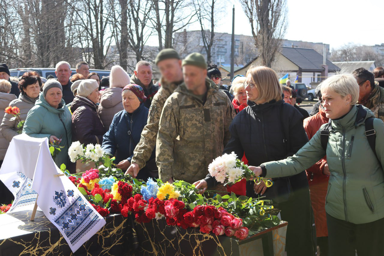 Громада та військові віддають шану загиблому на прощанні