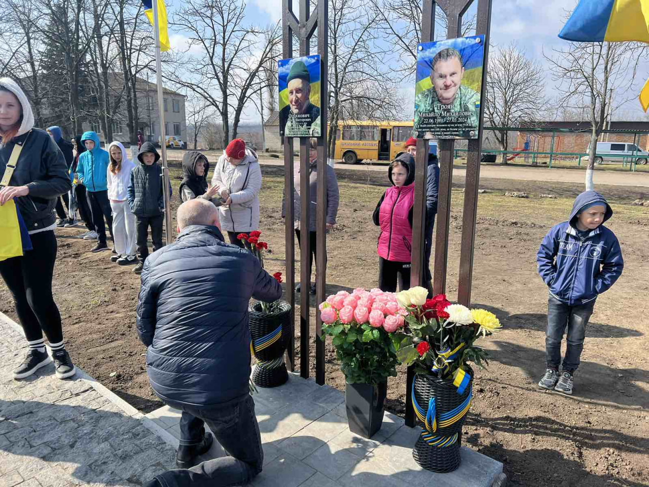 Покладання квітів до портретів Героїв на Алеї пам'яті в селі Добрянка