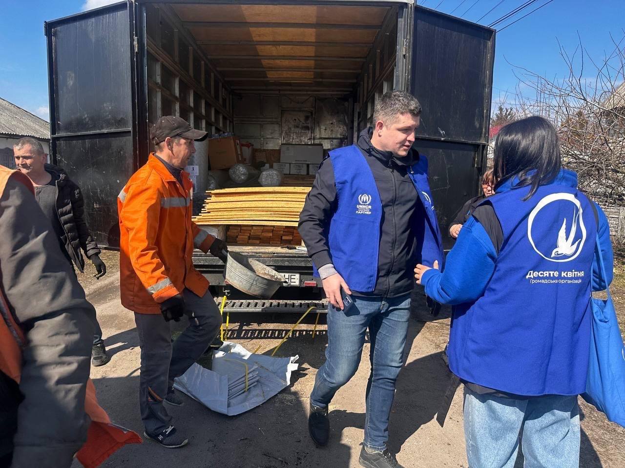 Волонтери ГО "Десяте квітня" передають будатеріали