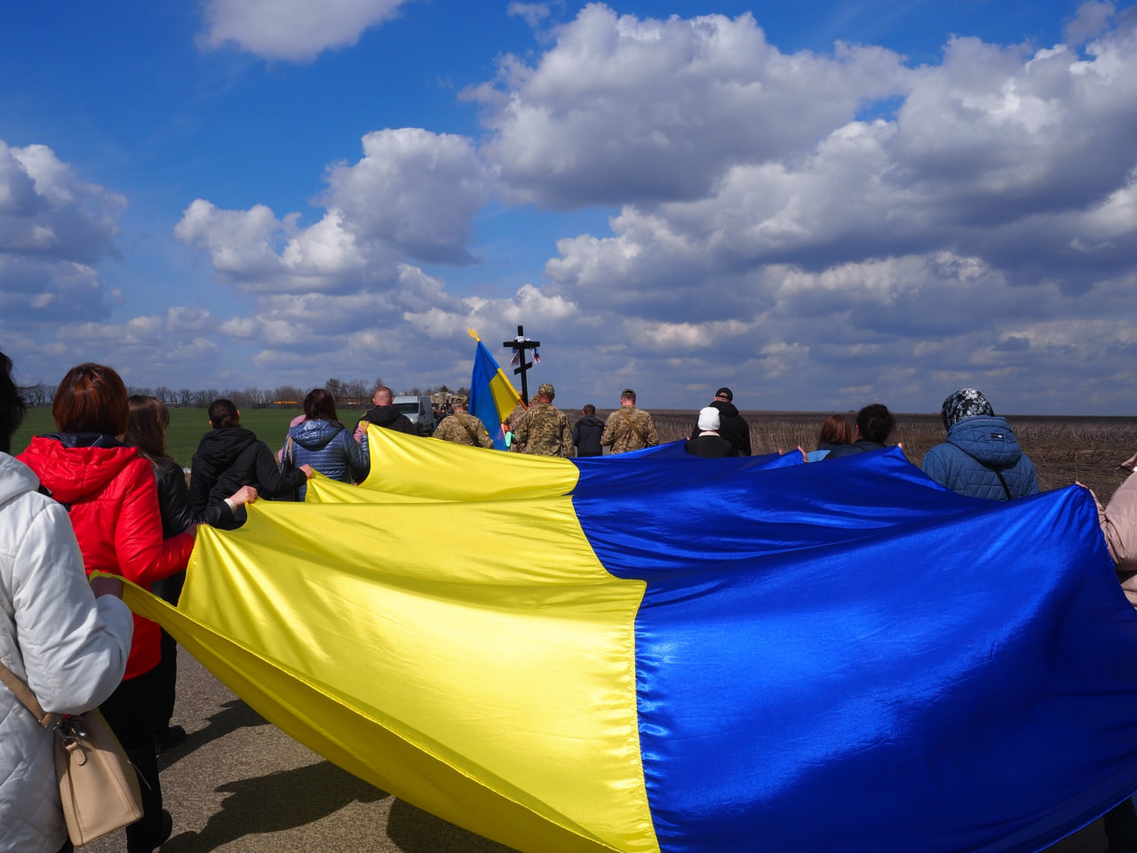 Громада розтягнула державний прапор на прощанні з Олексієм Шевчуком у Гайвороні