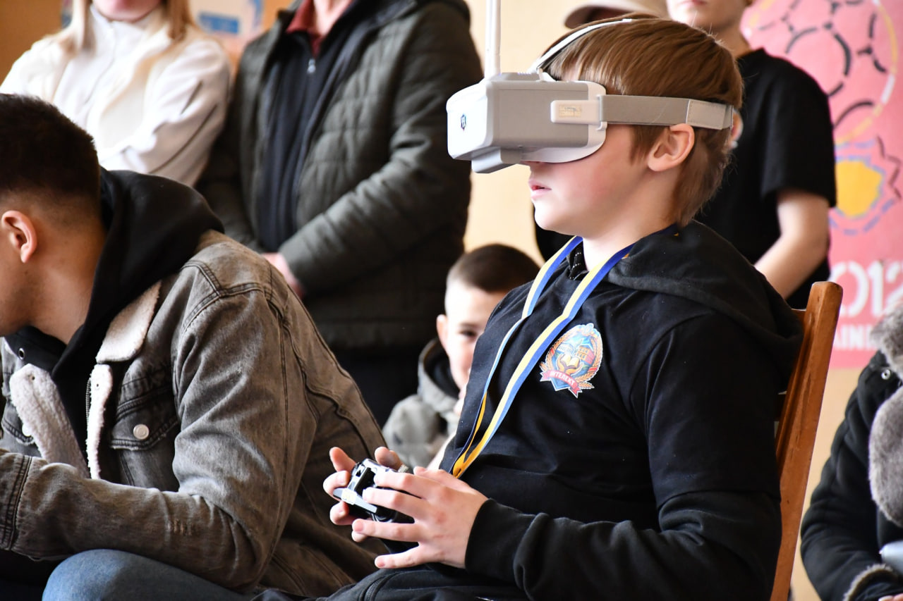 Хлопець у VR-окулярах керує FPV-дроном