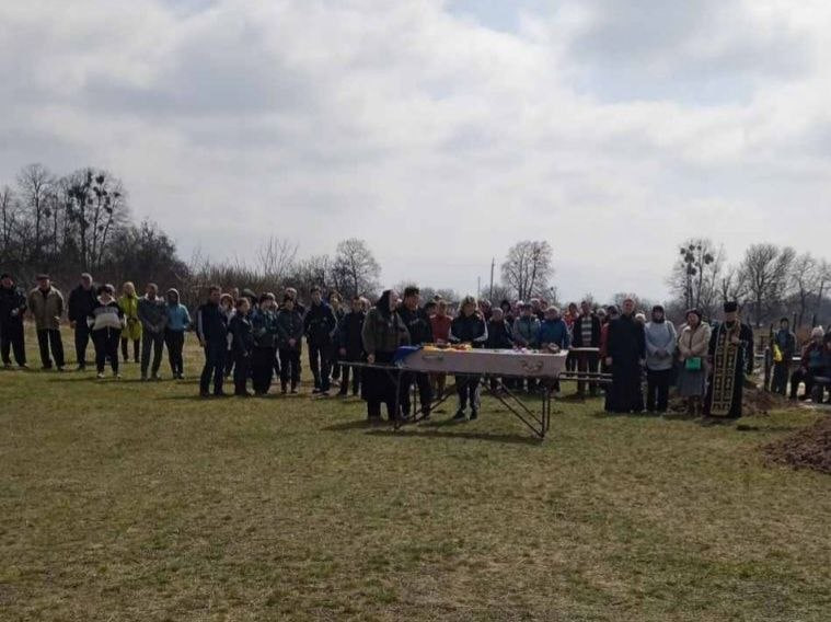 Процесія прощання на кладовищі