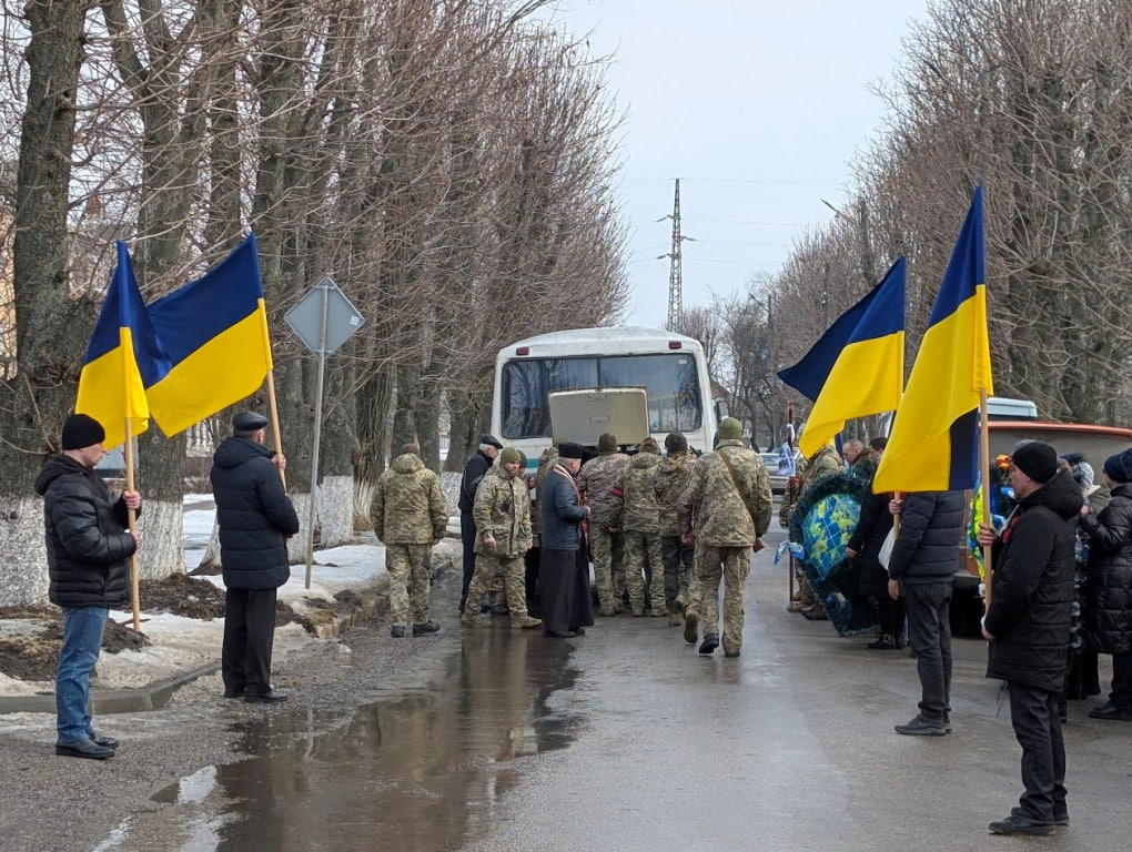 На церемонії прощання тіло Данила Сінокопа супроводжують до колони