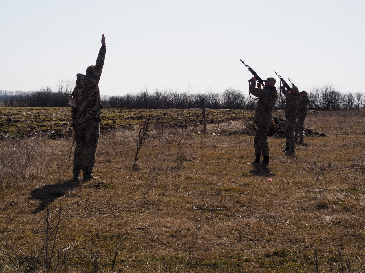 Військовий залп з автоматів на прощанні з Іваном Гнатюком