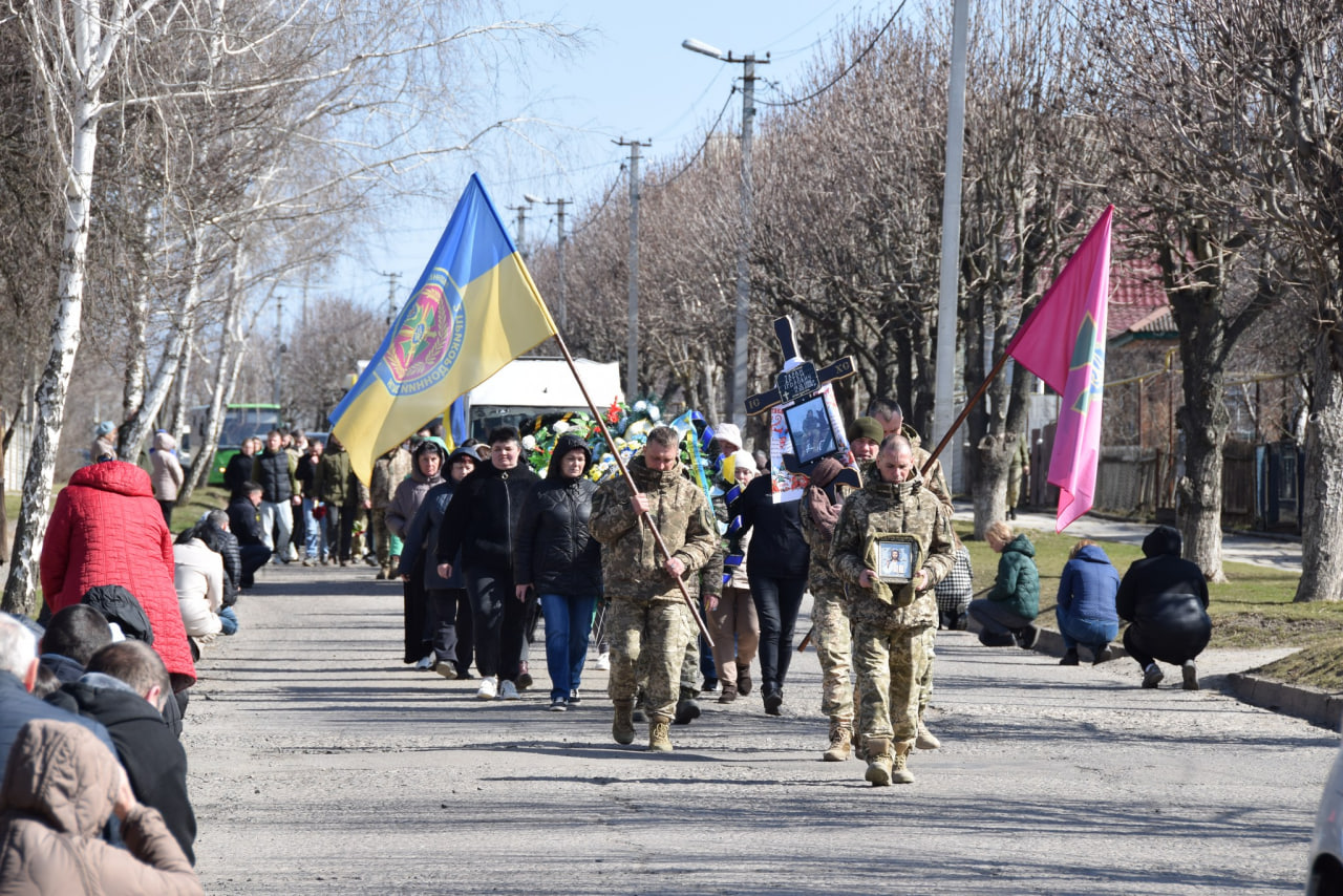 Колона процесії прощання з Артемом Тараном у Петровому