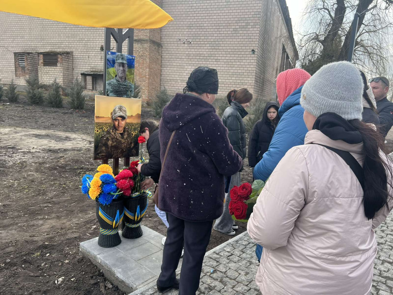 Рідні загиблих захисників відкривають портрети на Алеї пам'яті в Добрянці