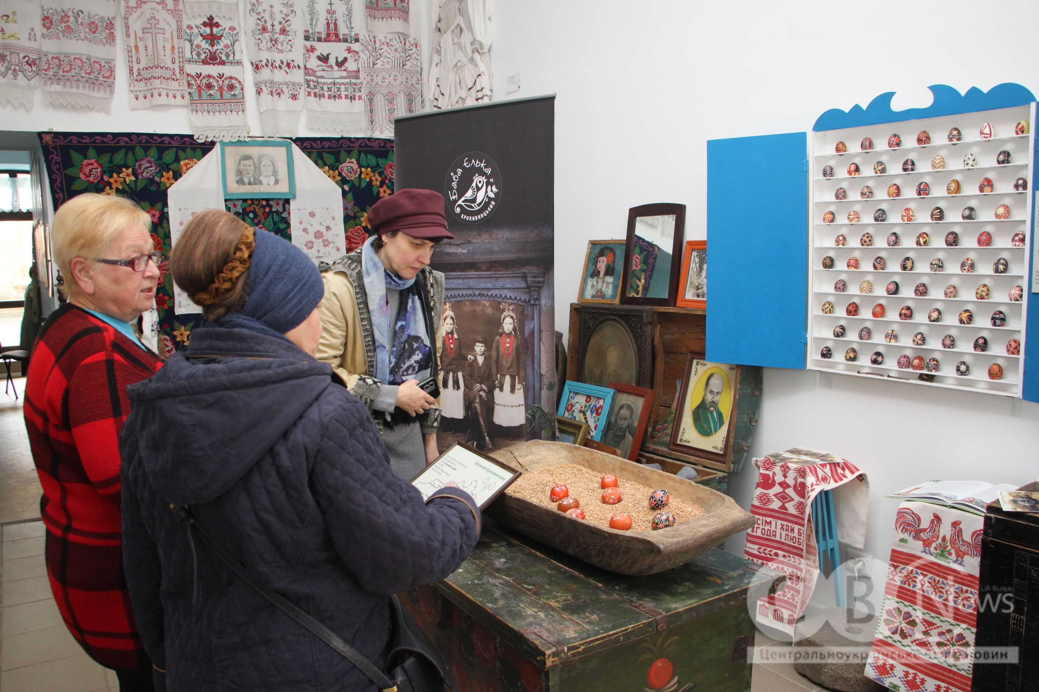 Кропивничанки обговорюють колекцію писанок