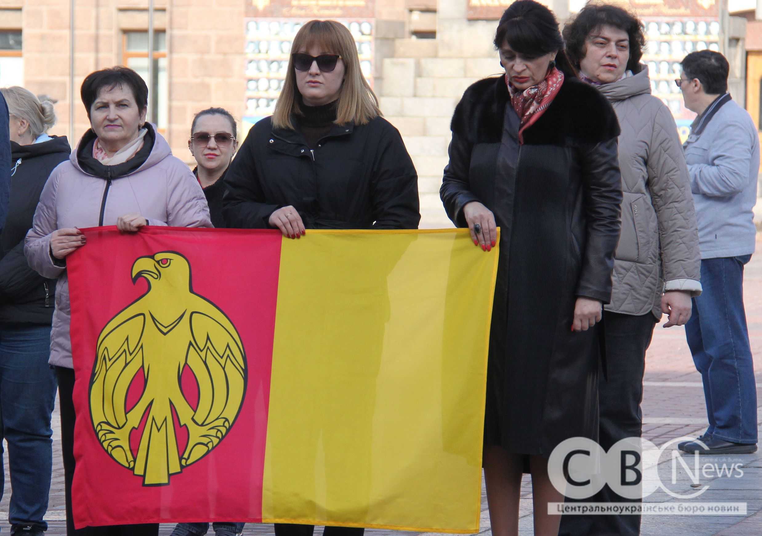 Кропивничани стоять з прапорами на прощанні