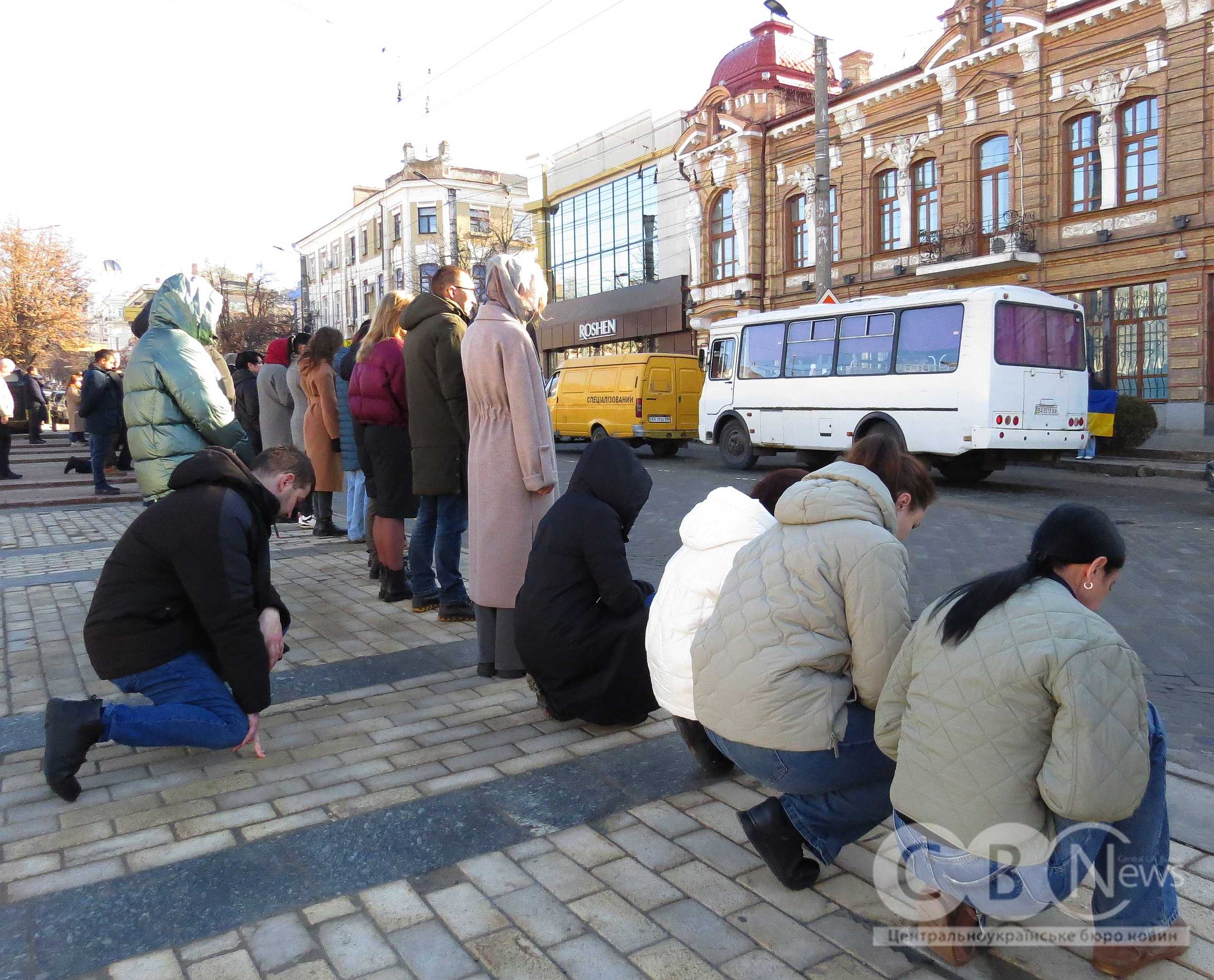 Кропивничани стоять на колінах під час прощання із загиблими воїнами
