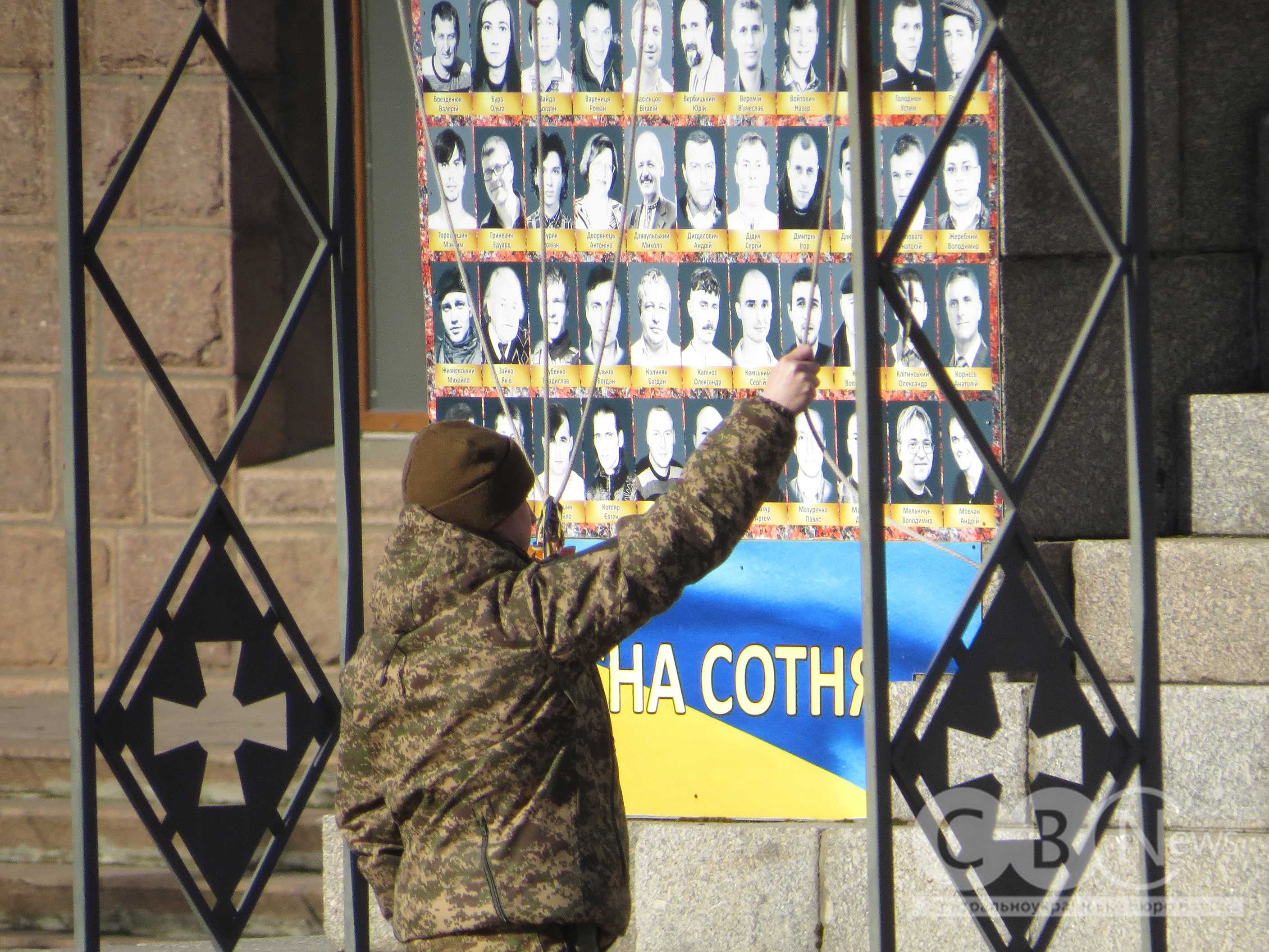 Чоловік дзвонить у дзвони під час хвилини мовчання в Кропивницькому