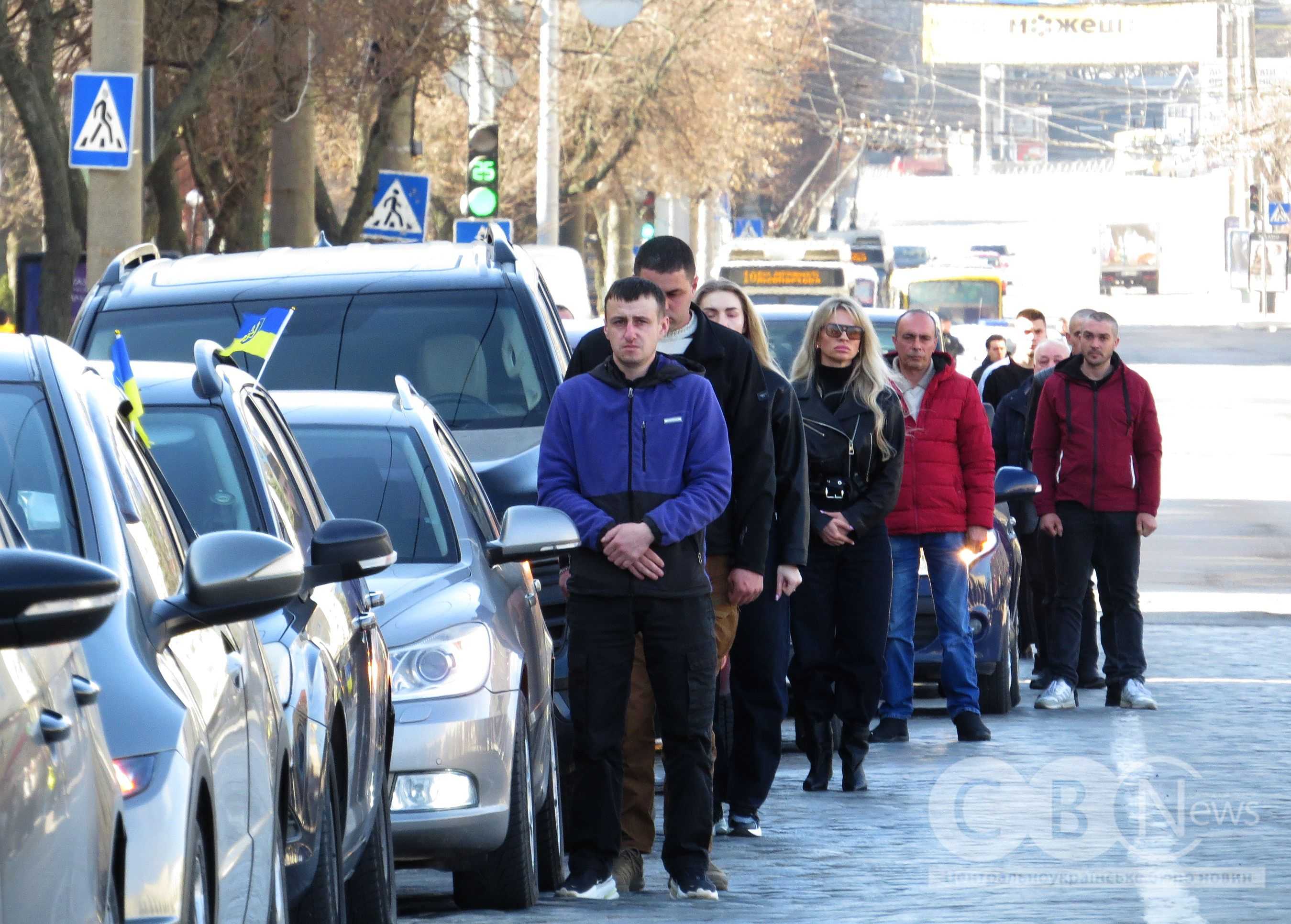 Учасники траурної процесії під час хвилини мовчання