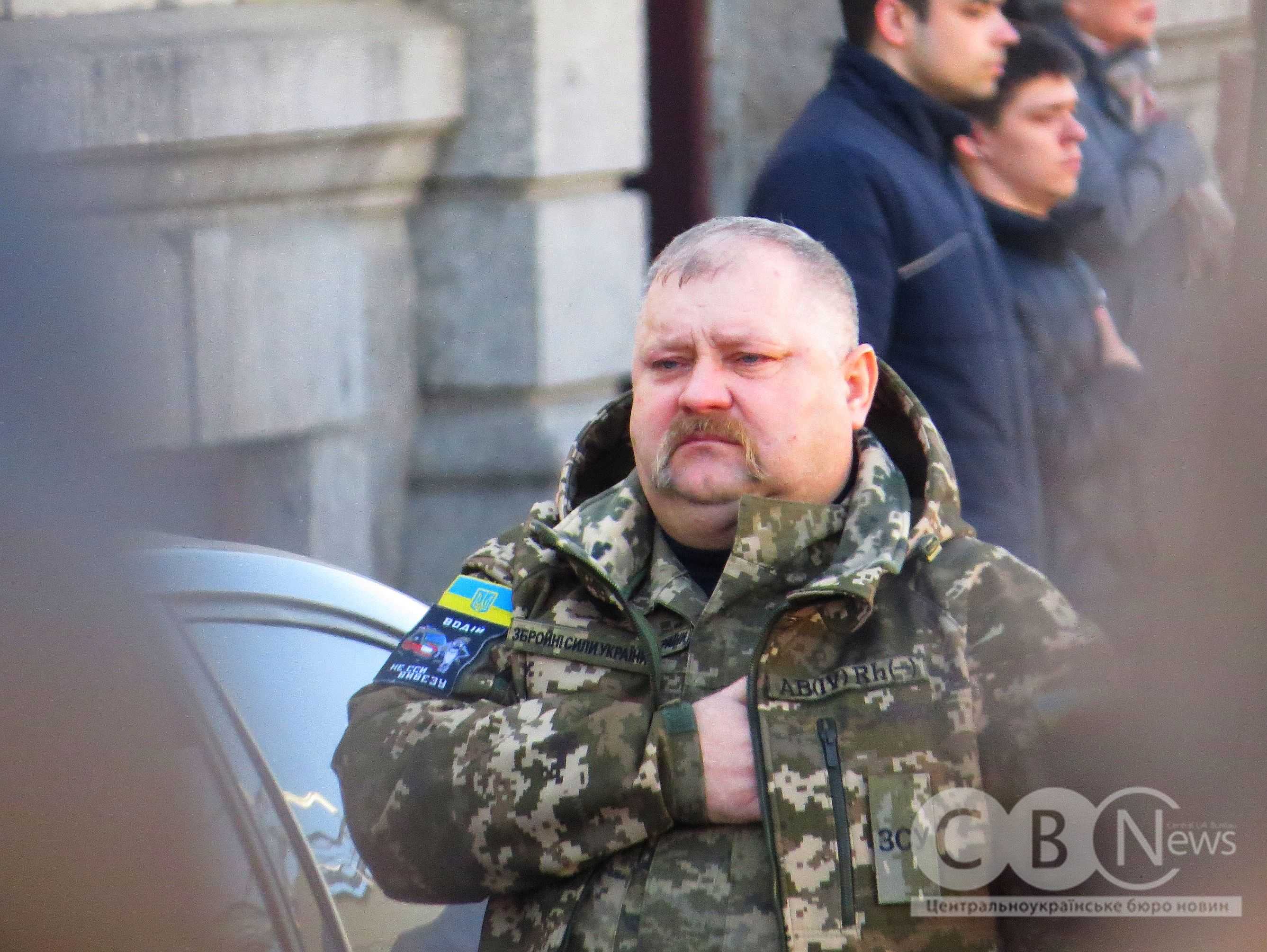 Воїн вшановує пам'ять загиблих воїнів під час прощання в Кропивницькому