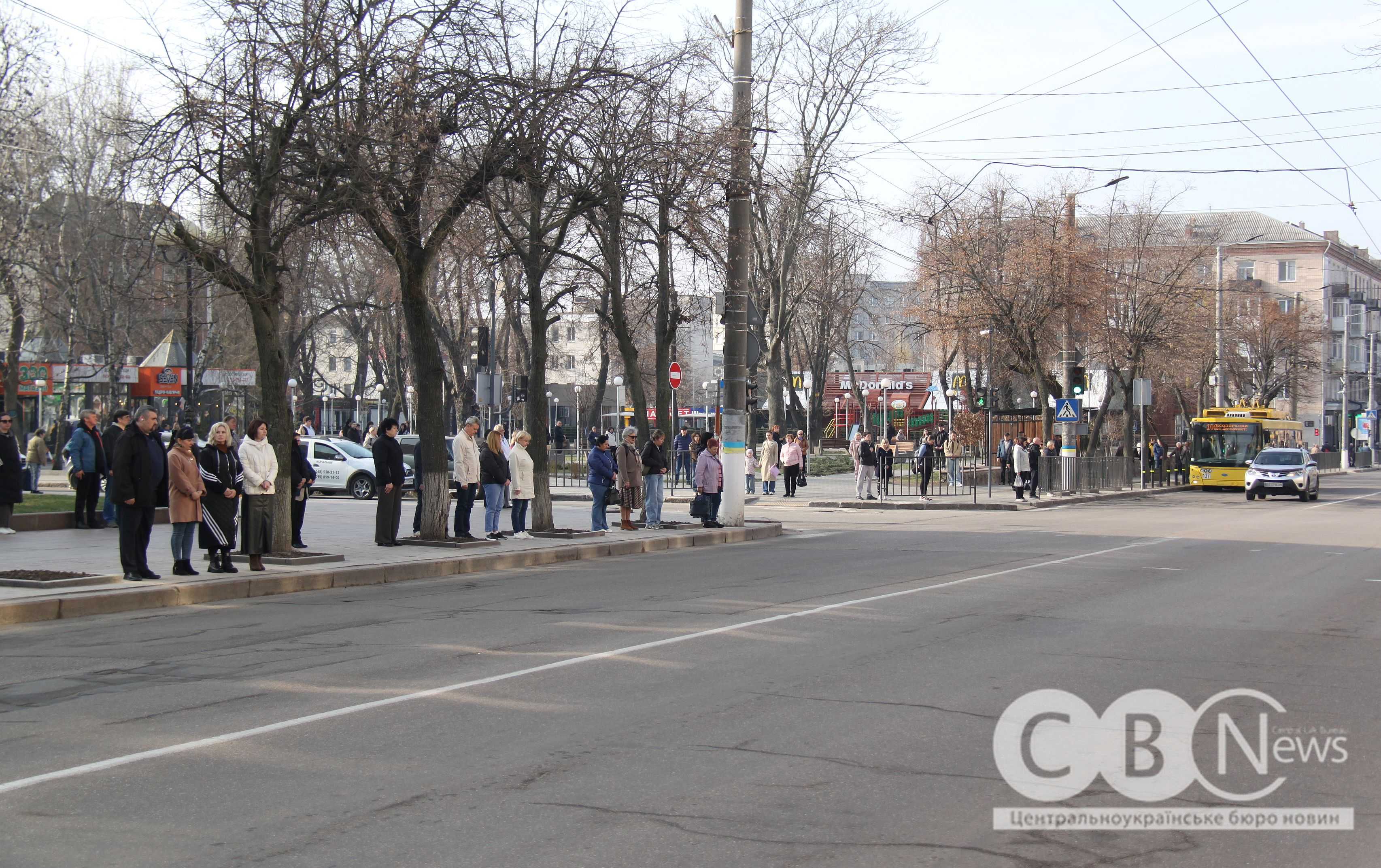 Містяни перед міськрадою прощаються із загиблими військовими
