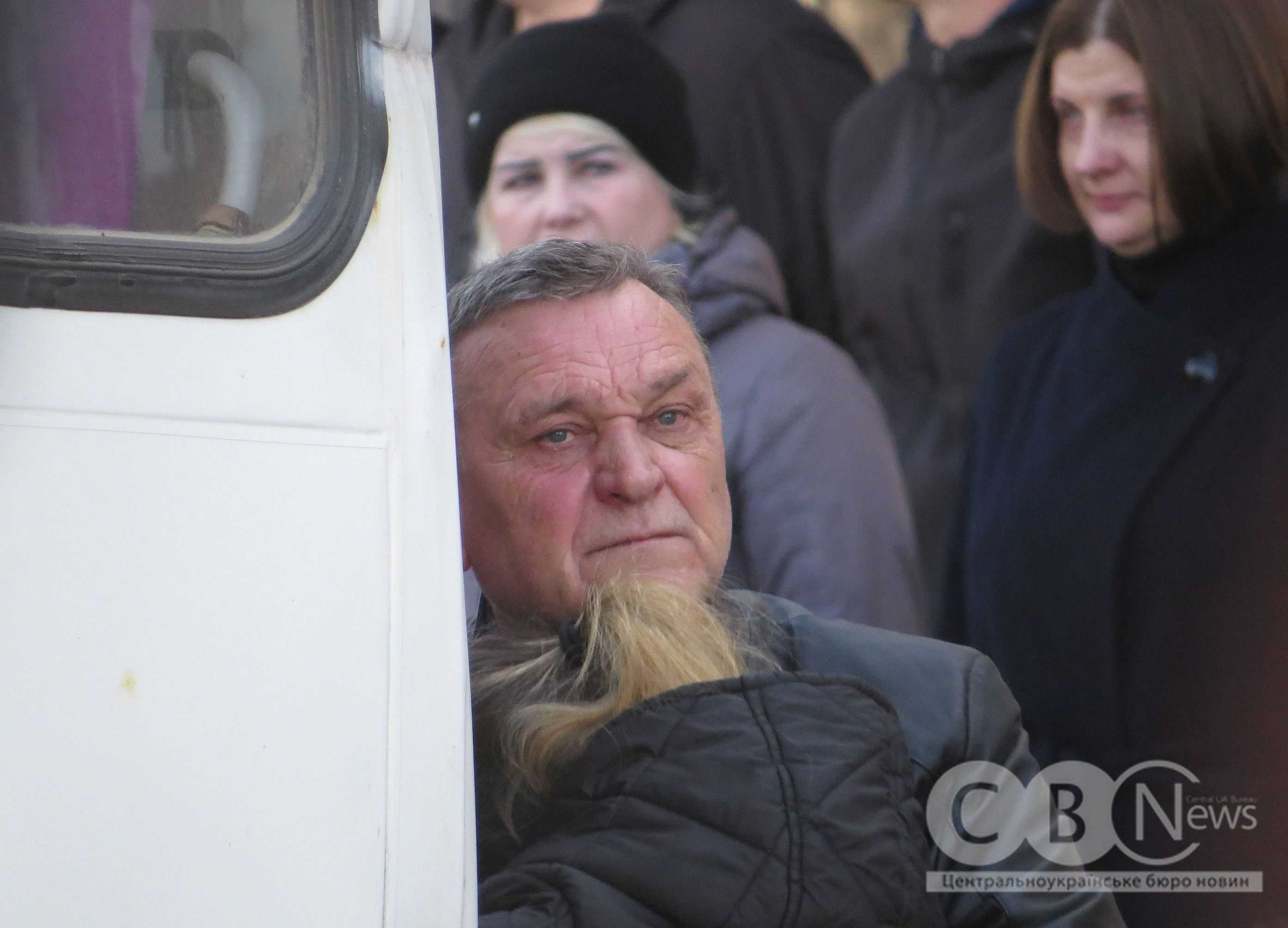 Чоловік у траурі на прощанні